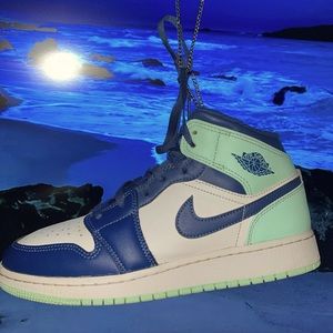NEAR MINT condition Nike Air Jordan 1 mystic Nazy/Mint size 6Y (WITH BOX)